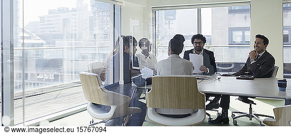 Geschäftsleute im Gespräch im Konferenzraum