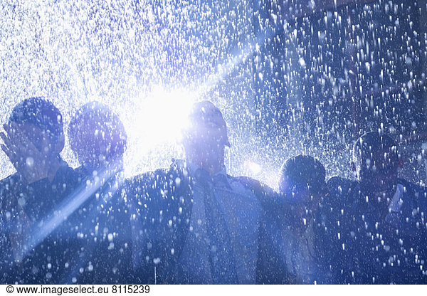 Geschäftsleute im Regen