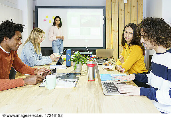 Geschäftsleute nutzen Technologien im Sitzungssaal im Büro
