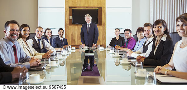 Geschäftsleute posieren im Konferenzraum