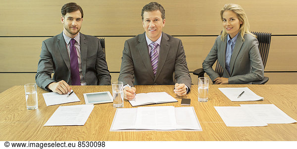 Geschäftsleute sitzen im Meeting