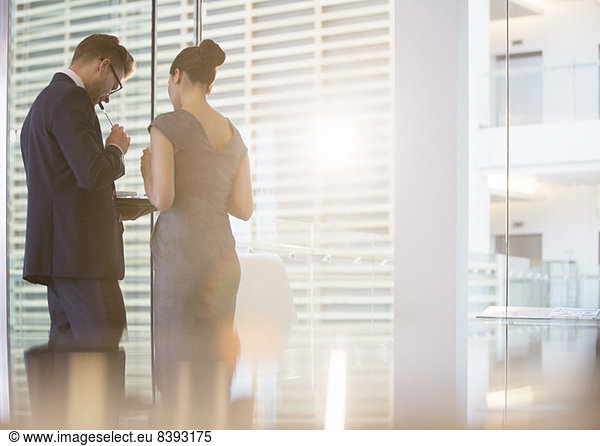 Geschäftsleute sprechen im Büro