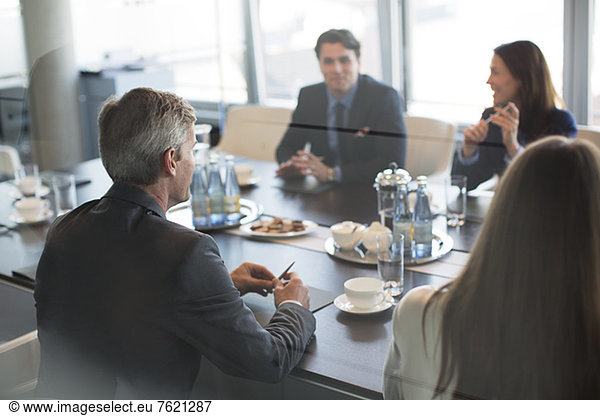 Geschäftsleute sprechen im Treffen