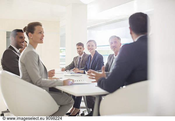 Geschäftsleute treffen sich am Konferenztisch