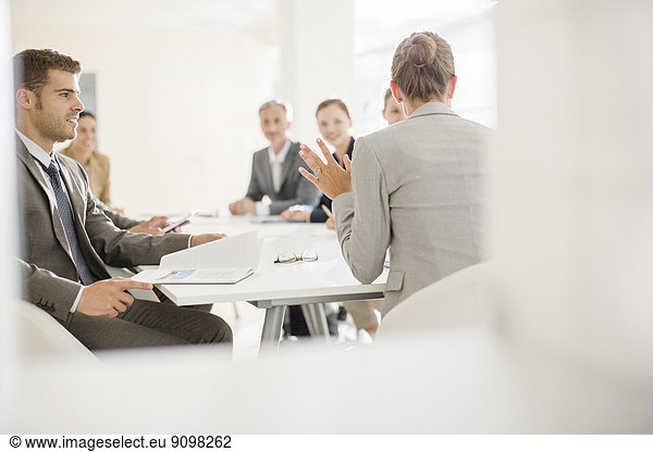 Geschäftsleute treffen sich im Konferenzraum