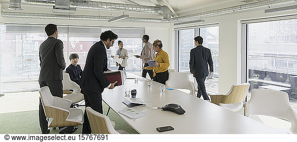 Geschäftsleute verlassen einen Konferenzraum