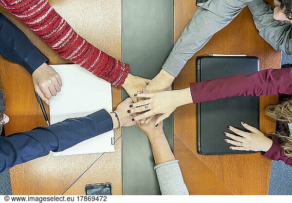 Geschäftsleute zeigen Teamarbeit und geben fünf im Büro. Teamarbeit Konzepte