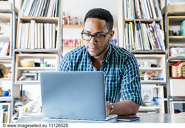 Geschäftsmann arbeitet am Laptop-Computer im Büro