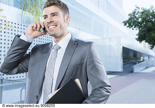 Geschäftsmann beim Telefonieren im Freien