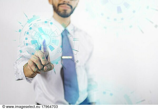 Geschäftsmann berührt holographische Symbole  Mann wählt Technologie Symbole in der Luft  Konzept Junge berührt digitale Taste