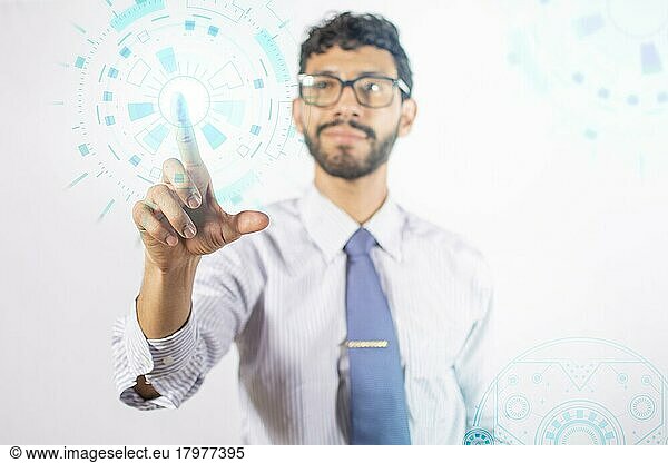 Geschäftsmann berührt holographische Symbole  Mann wählt Technologie Symbole in der Luft  Konzept Junge berührt digitale Taste