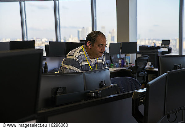 Geschäftsmann  der am Computer im Büro arbeitet