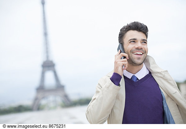 Geschäftsmann im Gespräch am Handy am Eiffelturm