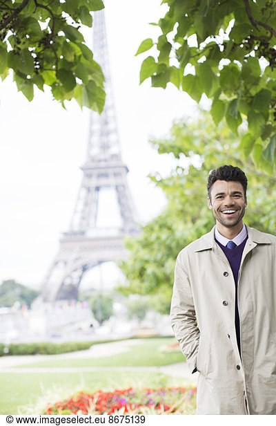 Geschäftsmann lächelt bei Eiffelturm  Paris  Frankreich