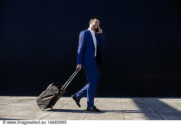 Geschäftsmann mit Koffer auf Geschäftsreise