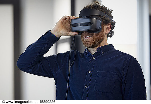 Geschäftsmann mit VR-Brille im Büro