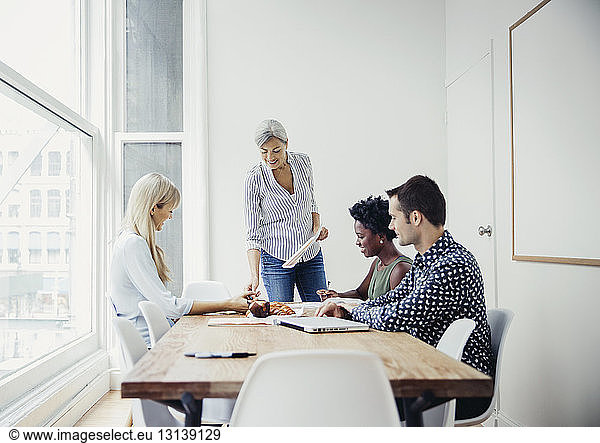 Geschäftsteam bespricht Strategie im Sitzungssaal