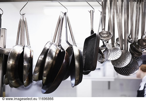 Geschirr auf Metallgestell in der Großküche