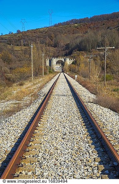 Geschlossener Tunnel und stillgelegte Durchgangsstation. Strecke Madrid-Burgos  Robregordo  Provinz Madrid  Spanien.