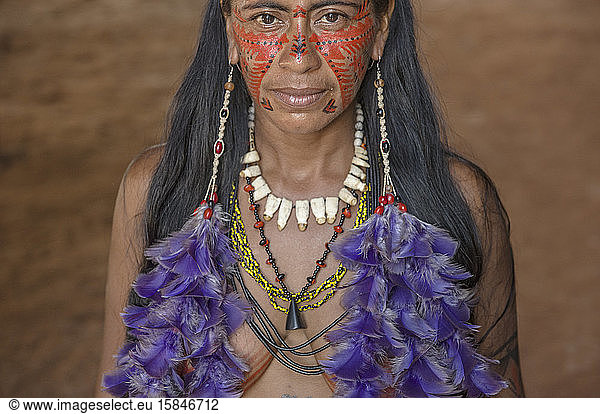Geschmückte indigene Frau im Dorf Dessana