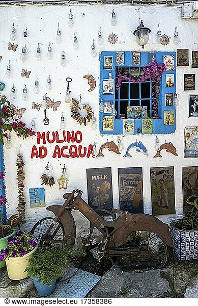 Geschmückte Wand mit verrostetem Motorrad und Blumen  Restaurant Mulino Ad Acqu  Zia  Kos  Dodekanes  Griechenland  Europa