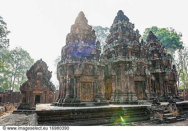 Geschnitzte Steintürme in den antiken Ruinen von Angkor Wat