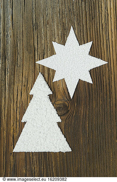Geschnitzter Weihnachtsbaum und Stern auf Holzplatte