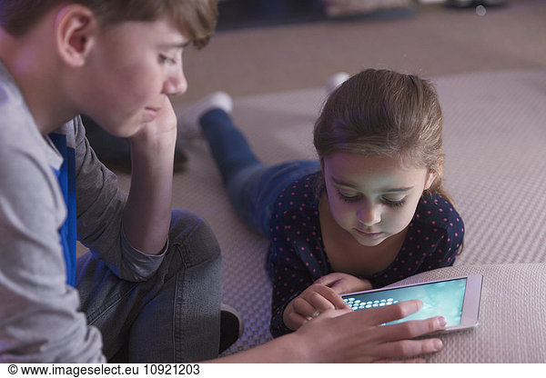 Geschwister spielen Spiel auf digitalem Tablett
