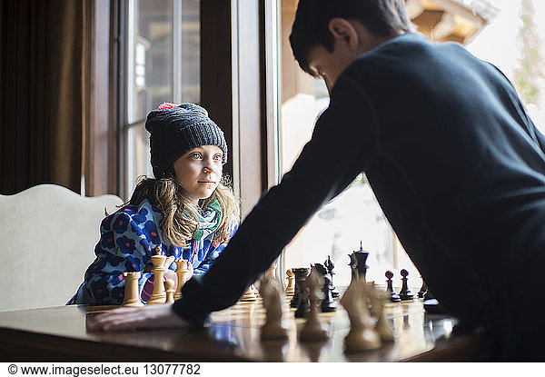 Geschwister spielen zu Hause Schach