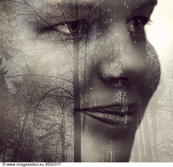 Gesicht der jungen Frau und Silhouetten von Bäumen im Wald  Double Exposure