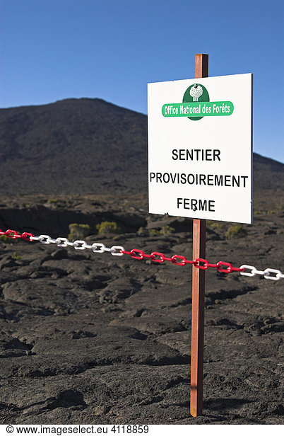 Gesperrter Wanderweg nach dem Vulkanausbruch 2007  Vulkan Piton de la Fournaise  Insel La Reunion  Frankreich  Afrika