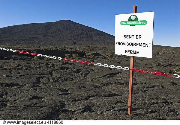 Gesperrter Wanderweg nach dem Vulkanausbruch 2007  Vulkan Piton de la Fournaise  Insel La Reunion  Frankreich  Afrika