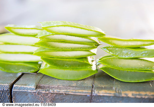 Gestapelte  in Scheiben geschnittene Aloe-Blätter auf dem Tisch in der Werkstatt für handgemachte Seife