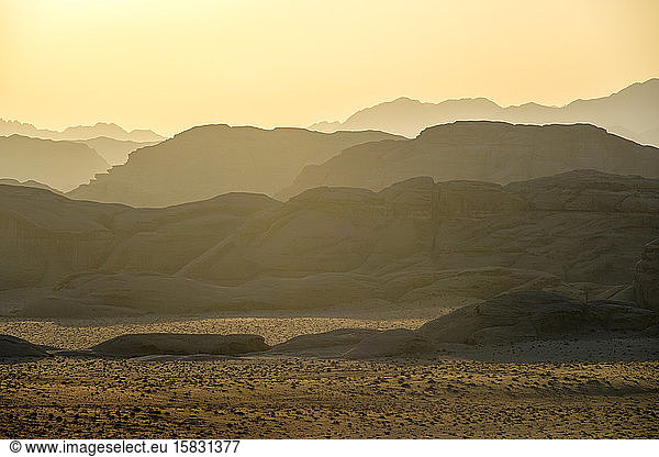 Gesteinsaufschlüsse bei Sonnenuntergang im Schutzgebiet Wadi Rum  Jordanien