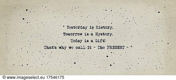 Gestern ist Geschichte  morgen ist ein Geheimnis  heute ist ein Geschenk  deshalb nennen wir es die Gegenwart. Schöne und inspirierende Zitat  Schreibmaschine Schriftart Stil über Vintage-Papier Hintergrund