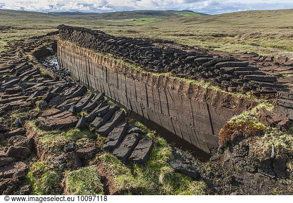 Gestochener Torf auf einem Moor Yell Shetland Inseln Schottland Großbritannien Europa