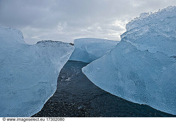 Gestrandete Eisberge an der berühmten Gletscherlagune Jökulsárlón
