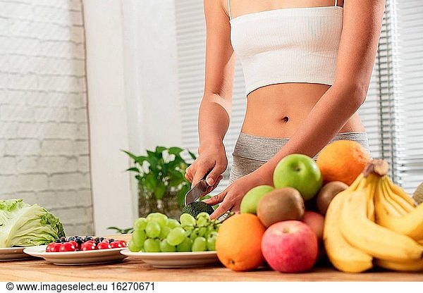 Gesunde Frau schneidet Obst