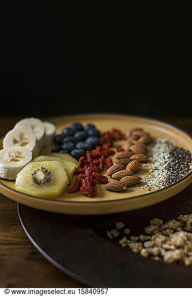 Gesunder Frühstücksteller mit Obst und Samen