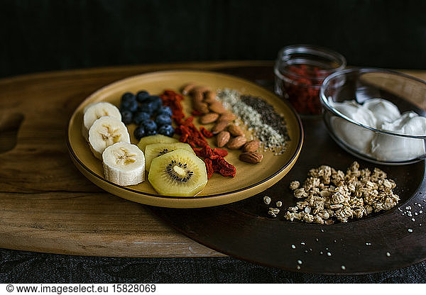 Gesunder und schmackhafter Teller mit Obst  Nüssen und Samen mit Joghurt und Gogi-Beeren
