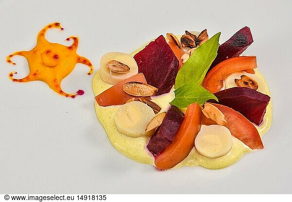 Gesundes Essen: Frischer Gemüsesalat mit gekochten Rüben  Mangoldblättern  Walnüssen und Wachteleiern.