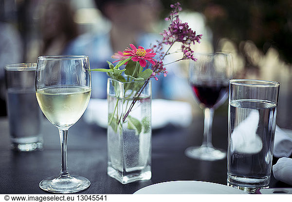 Getränke mit Blumenvase auf dem Tisch