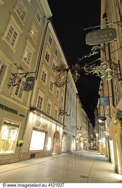 Getreidegasse bei Nacht  Salzburg  Österreich  Europa
