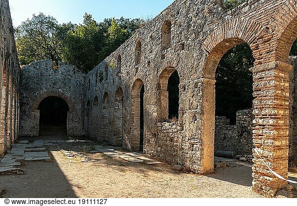 Gewölbe in der Großen Basilika in den archäologischen Ruinen von Butrint oder im Butrinto Nationalpark in Albanien