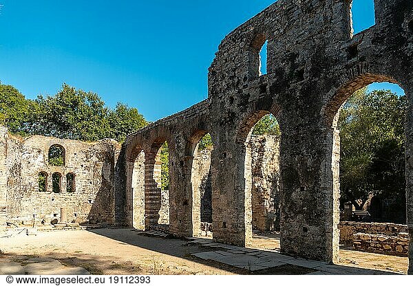 Gewölbe in der Großen Basilika in den archäologischen Ruinen von Butrint oder im Butrinto Nationalpark in Albanien