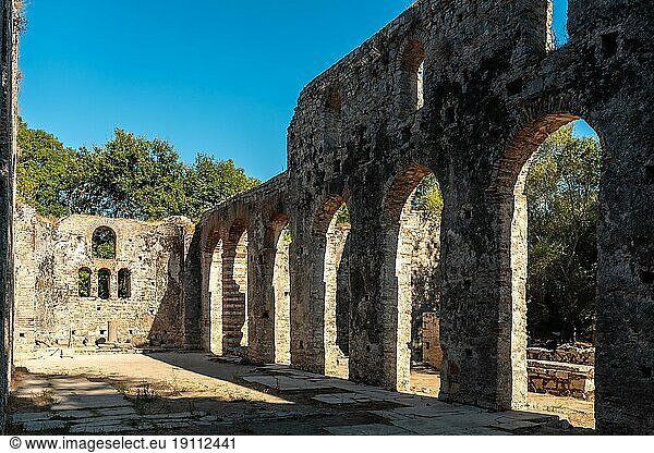 Gewölbe in der Großen Basilika in den archäologischen Ruinen von Butrint oder im Butrinto Nationalpark in Albanien