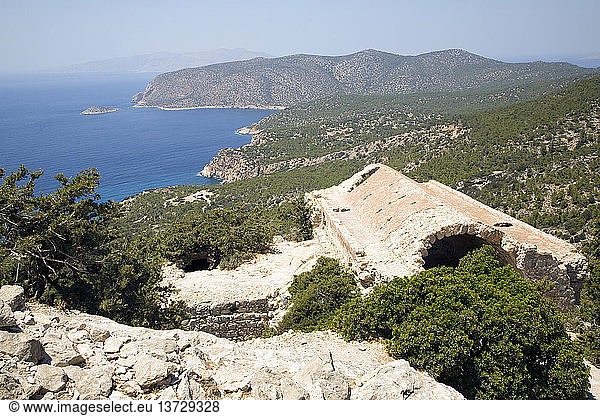 Gewölbte Kirchenruinen aus Stein  Kastrou Monolithos  Rhodos  Griechenland
