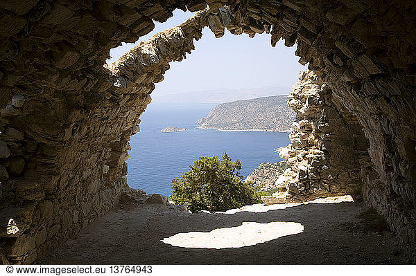 Gewölbte Kirchenruinen aus Stein  Kastrou Monolithos  Rhodos  Griechenland