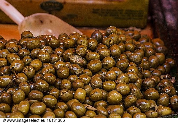 Gewürzte grüne Oliven. Die bezaubernden  bunten Straßenmärkte von Palermo. Ein Fest für Auge und Gaumen. Sizilien  Italien  Europa.