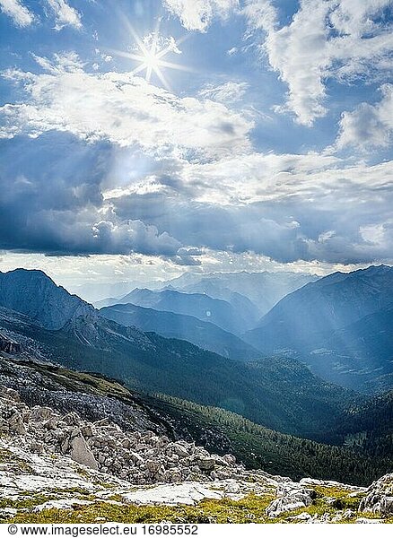 Gewitterwolken über dem Rendena-Tal. Die Brenta-Dolomiten  die zum UNESCO-Welterbe Dolomiten gehören. Europa  Italien  Trentino  Val Rendena.